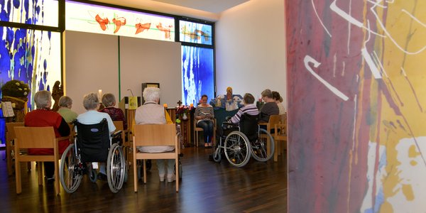 Bewohner besuchen gemeinsam den Gottesdienst in der hauseigenen Kapelle
