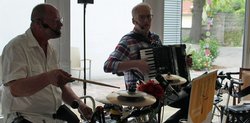 Udo Brüntrup mit Rhythmusrollator und Kollegen