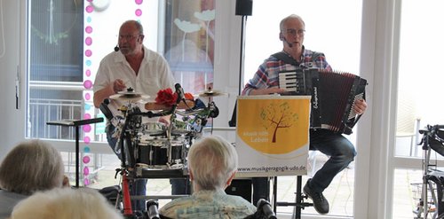 Udo Brüntrup mit Rhythmusrollator und einem Kollegen