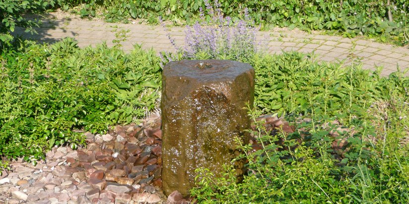 Springbrunnen im geräumigen Garten 