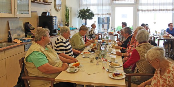 Große gemeinsame Kaffeerunde in der Cafeteria des Seniorencentrums
