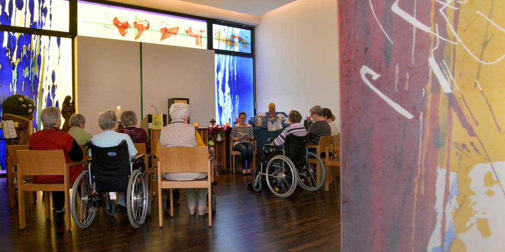 Bewohner besuchen gemeinsam den Gottesdienst in der hauseigenen Kapelle