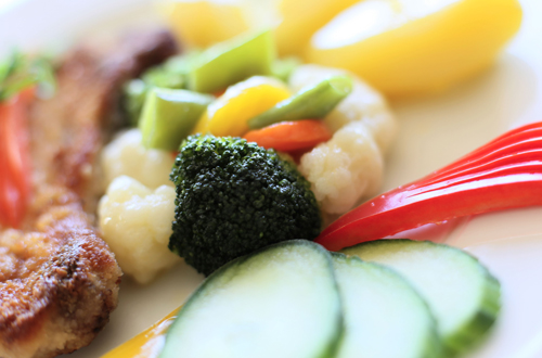 Appetitlich angerichtetes Mittagessen mit Fleisch, Kartoffeln und Gemüse.